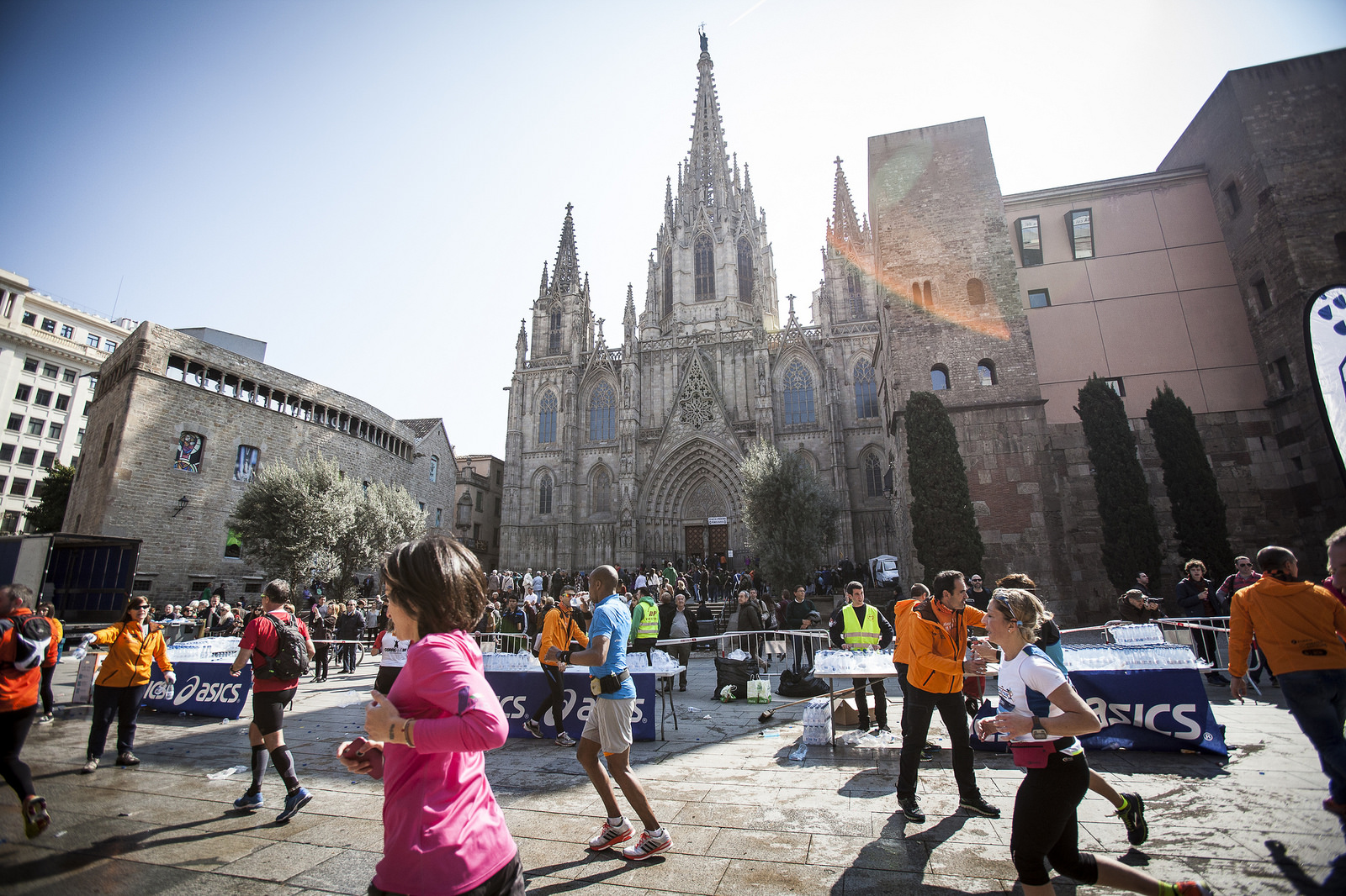 Runners in front of Barcelona cathedral